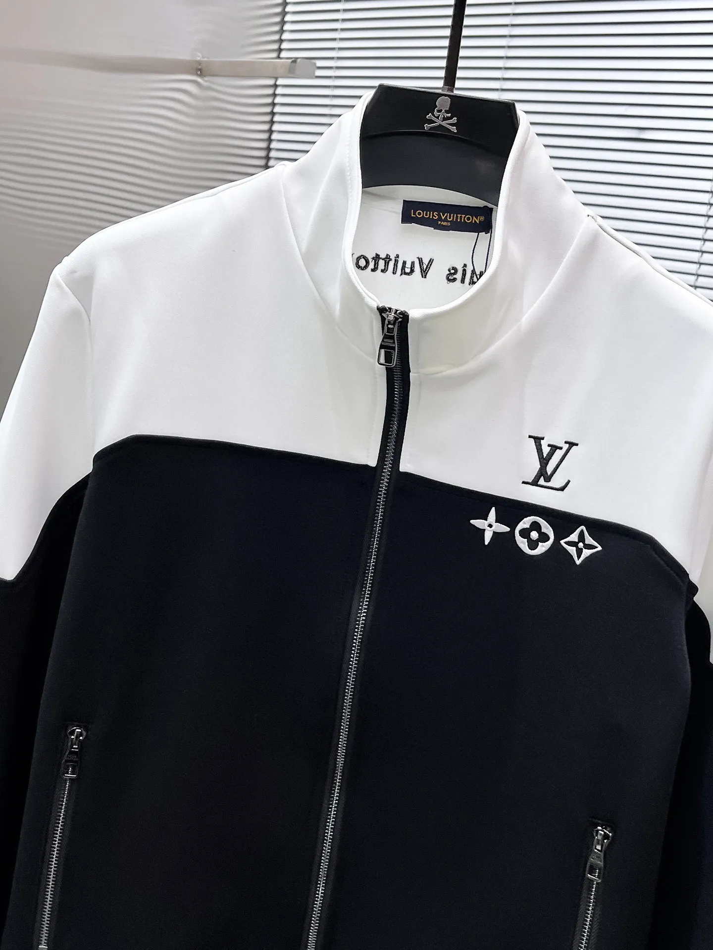 🅿️720 LV hot-selling suit is coming. Focus on the original version of the official website. 2025 new hot-selling cardigan suit. The original order is the best. 🇭🇰The meticulous work of top designers. It has a fitting and perfect upper body effect. All-natural high-quality Tencel Roman cotton 100%, close-fitting comfort, noble and elegant! Original hardware embodies elegance and nobility! Counter size: M-3XL (maximum wear up to 190 pounds)
